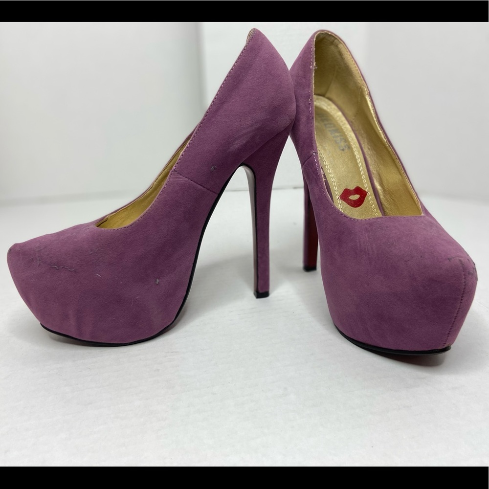 Purple pumps